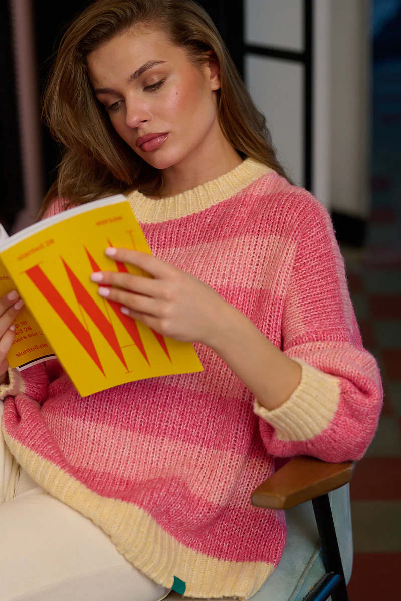 Sweter z wełną Strawberry Cream - Image 4