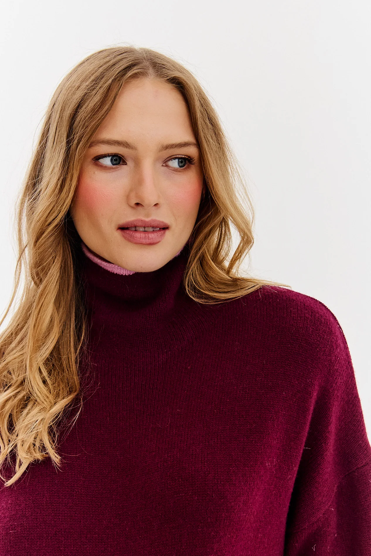 Wełniany sweter z golfem Rose Whisper - Image 12