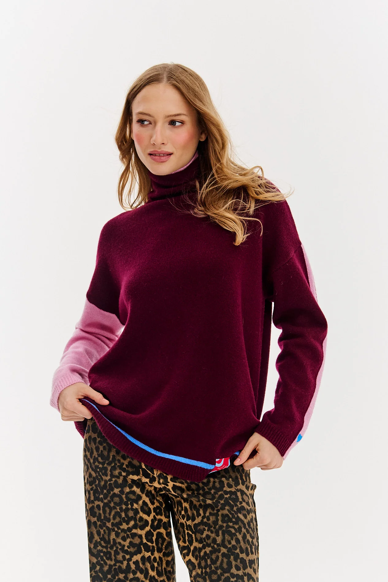 Wełniany sweter z golfem Rose Whisper - Image 2