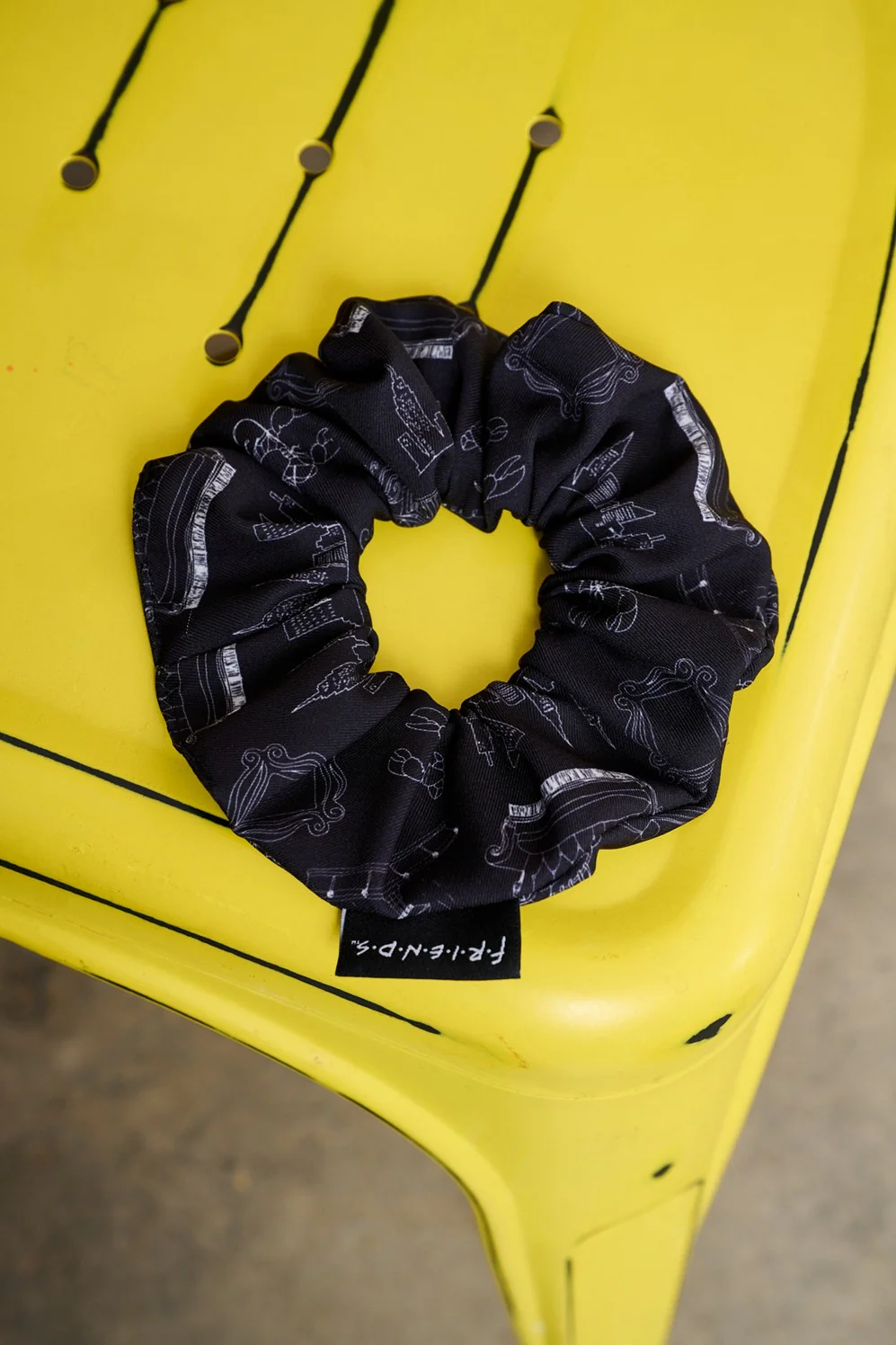Zestaw 3 scrunchie Friends From New York - Image 2